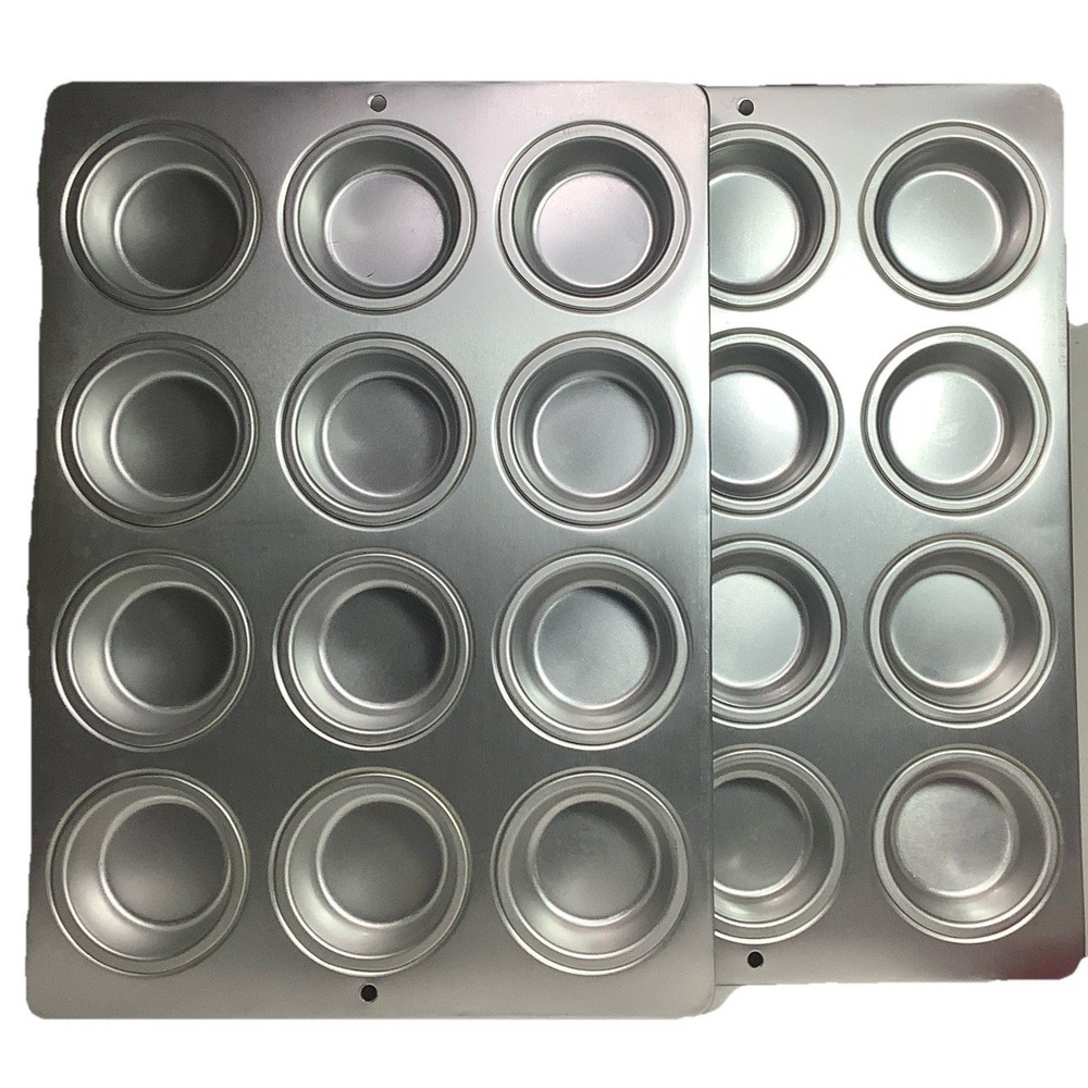 2105-9310 Wilton Baking 12 Cupcake Muffin 2 Pans Very Nice!